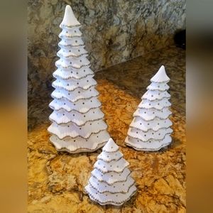 Set of 3 ceramic christmas trees. White with silver lining.